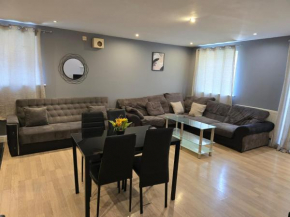 Modern 2 Bed Apartment by BellaLiving